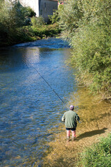 Einsamer Angler von hinten am Canal-de-Bourgogne