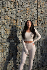 Wunderschöne Frau mit Schwarzem Haar Leidenschaftlich mit Rose und elegantem Lebenstil unterwegs in Berlin