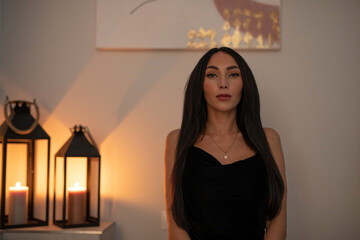 Wunderschöne Frau mit Schwarzem Haar Leidenschaftlich mit Rose und elegantem Lebenstil unterwegs...