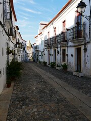 Ruelle typique du village de Moura dans l'Alentejo au Portugal