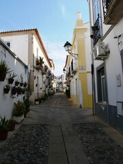 Fototapeta na wymiar Ruelle typique du village de Moura dans l'Alentejo au Portugal
