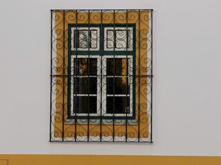 Détail sur les façades en céramique du village de Moura dans l'Alentejo au Portugal