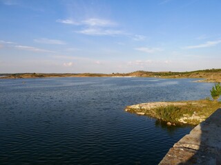 Lac de barrage d'Alqueva sur la rivière Guadania région de l'Alentejo au Portugal