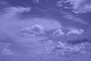 Sehr Peri-Farbe des Jahres 2022. Schöner natürlicher Hintergrund in modischer Pantone-Farbe, Haupttrend des Jahres 2022. Wolken am Himmel, wunderbare Natur, erstaunliche Wolkenlandschaft. Moderne Kulisse, Kopierraum