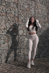 Wunderschöne Frau mit Schwarzem Haar Leidenschaftlich in Berlin mit Rose und elegantem Lebenstil unterwegs