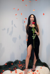 Wunderschöne Frau mit Schwarzem Haar Leidenschaftlich in Berlin mit Rose und elegantem Lebenstil