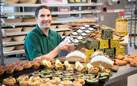 Baker creates pastries from alga in Moosinning