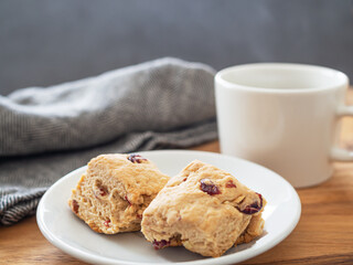 クランベリーとナッツのスコーンとホットコーヒー