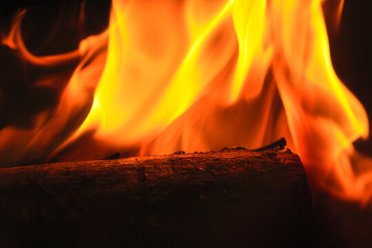 b&ucirc;che de bois qui br&ucirc;le avec flammes rouge et jaune orang&eacute; . 