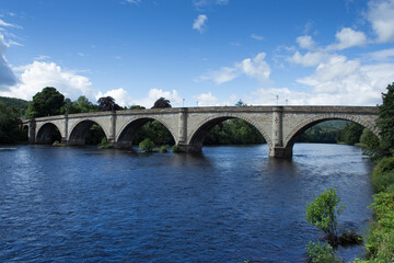 Fototapeta na wymiar bridge in dunkeld, river Tay.