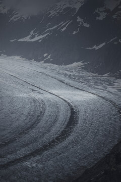 glacier curve crossing big mountains