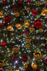 Detalle de Decoracion de bolas de navidad en un arbol
