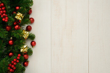 Fondo de Navidad, guirnalda verde y adornos navideños de color rojo y dorado sobre fondo blanco de...