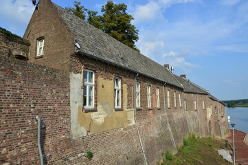 Fototapeta na wymiar alte Häuser über der Maas