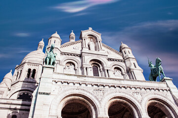 Obraz premium The Basilica of the Sacred Heart (in French , basilique du Sacré-Cœur). Symbol of the Monte Martre district , Paris, France