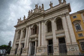 Fototapeta na wymiar La Catedral Archibasílica Papal del Santísimo Salvador del Mundo, y de los Santos Juan Bautista y Juan Evangelista en Letrán en Roma