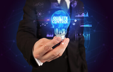 Obraz premium Businessman holding a light bulb, new business concept