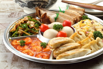 食卓の中華オードブル