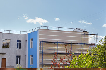 Obraz premium The progress of construction of the kindergarten building. Modern decoration of building facades