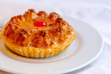 tarta de frutos rojos y coco en plato blanco