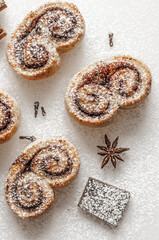 Cakes with chocolate, anise stars, sprinkled with powdered sugar .