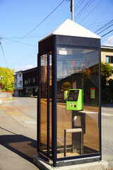 緑色の公衆電話ボックス