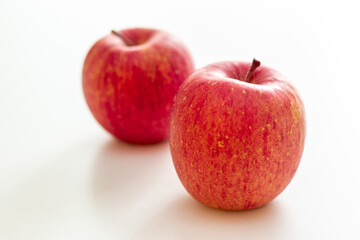 Fototapeta na wymiar 二つの赤いリンゴと真っ白な背景