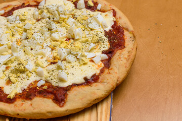 Pizza sobre tabla de madera en primer plano