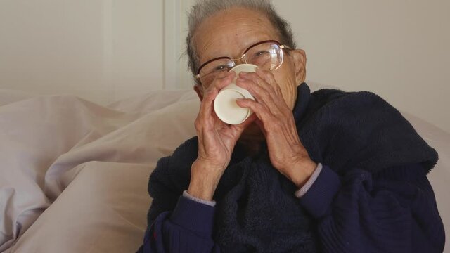 水分補給をする老人、福祉