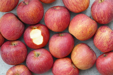 かじられたりんご