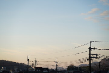 朝方の空と電信柱