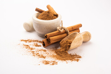 Cinnamon sticks and powder