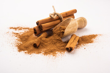 Cinnamon sticks and powder