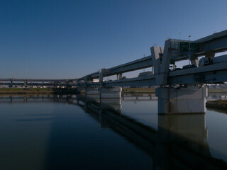 Fototapeta na wymiar 荒川と高速道路の高架橋