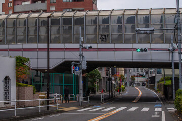 遮音カバーのついた陸橋　東京、六本木7丁目の街の風景　東京ミッドタウンと面するエリア