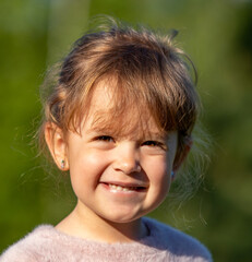 Portret uśmiechniętej 5 letniej dziewczynki w słoneczny letni dzień