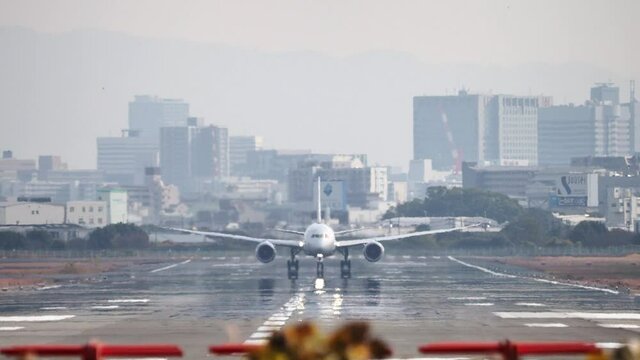滑走路と航空機