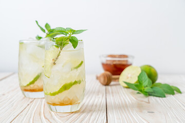 iced honey and lime soda with mint
