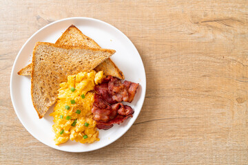 scrambled egg with bread toasted and bacon