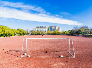 Fototapeta premium 郊外の住宅地 秋晴れの公園グラウンド