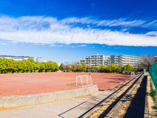Fototapeta premium 郊外の住宅地 秋晴れの公園グラウンド