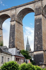Fototapeta premium Morlaix. Le viaduc et l'église Saint-Melaine vus de la place des Otages sous ciel blanc. Finistère. Bretagne 