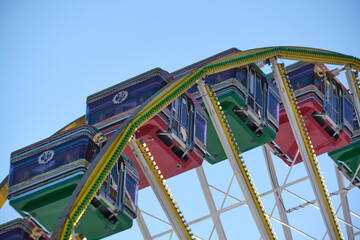 Riesenrad mit bunten Gondeln