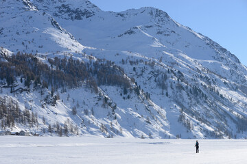Naklejka premium femme skiant sur une piste de Ski nordique - Alpes Suisse