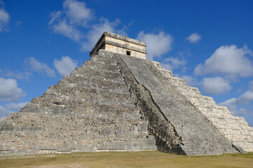Fototapeta na wymiar Mexico Chichen Itza - Step pyramid and Maya temple El Castillo