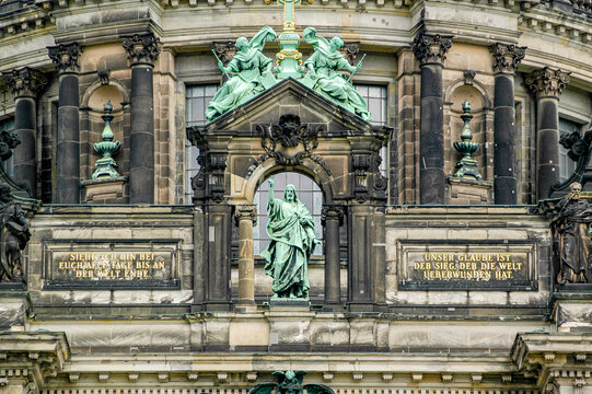 Detailansicht der Au&szlig;enfassade der Berliner Doms