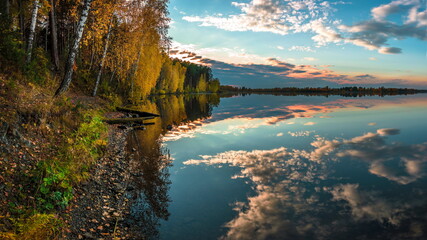Fototapeta na wymiar autumn landscape, sunset over the river 