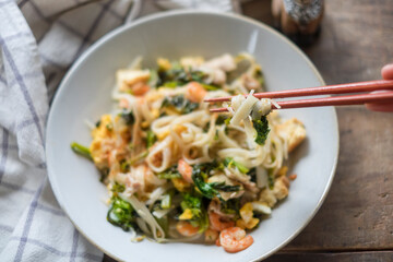  パッタイを食べる 