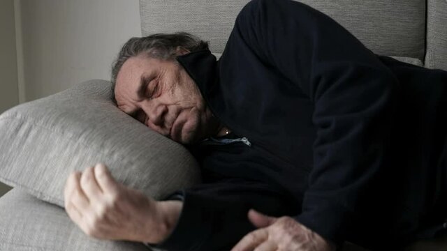 Uomo addormentato sul divano