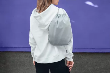 Crédence de cuisine en verre imprimé Pantone 2022 very peri Modèle de pack cordon gris, maquette de sac pour chaussures de sport sur l& 39 épaule de la femme debout sur un fond violet ou très péri.